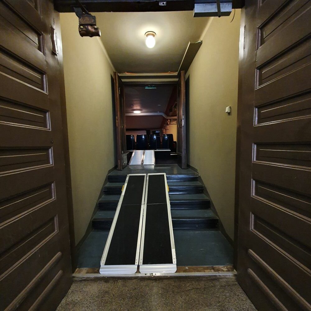 Kuva Cinema Orionin elokuvasaliin johtavasta luiskasta.