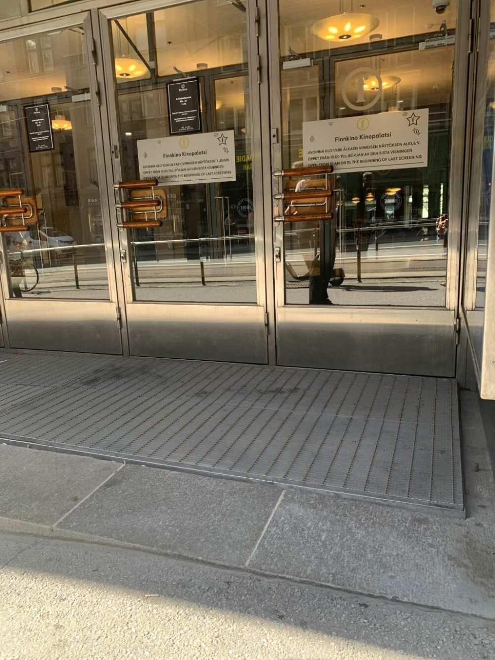 Kuva Kinopalatsin pääsisäänkäynnistä.