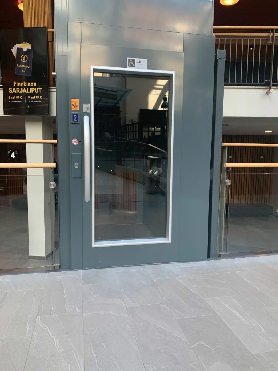 Kuva Kinopalatsin henkilöhissistä.