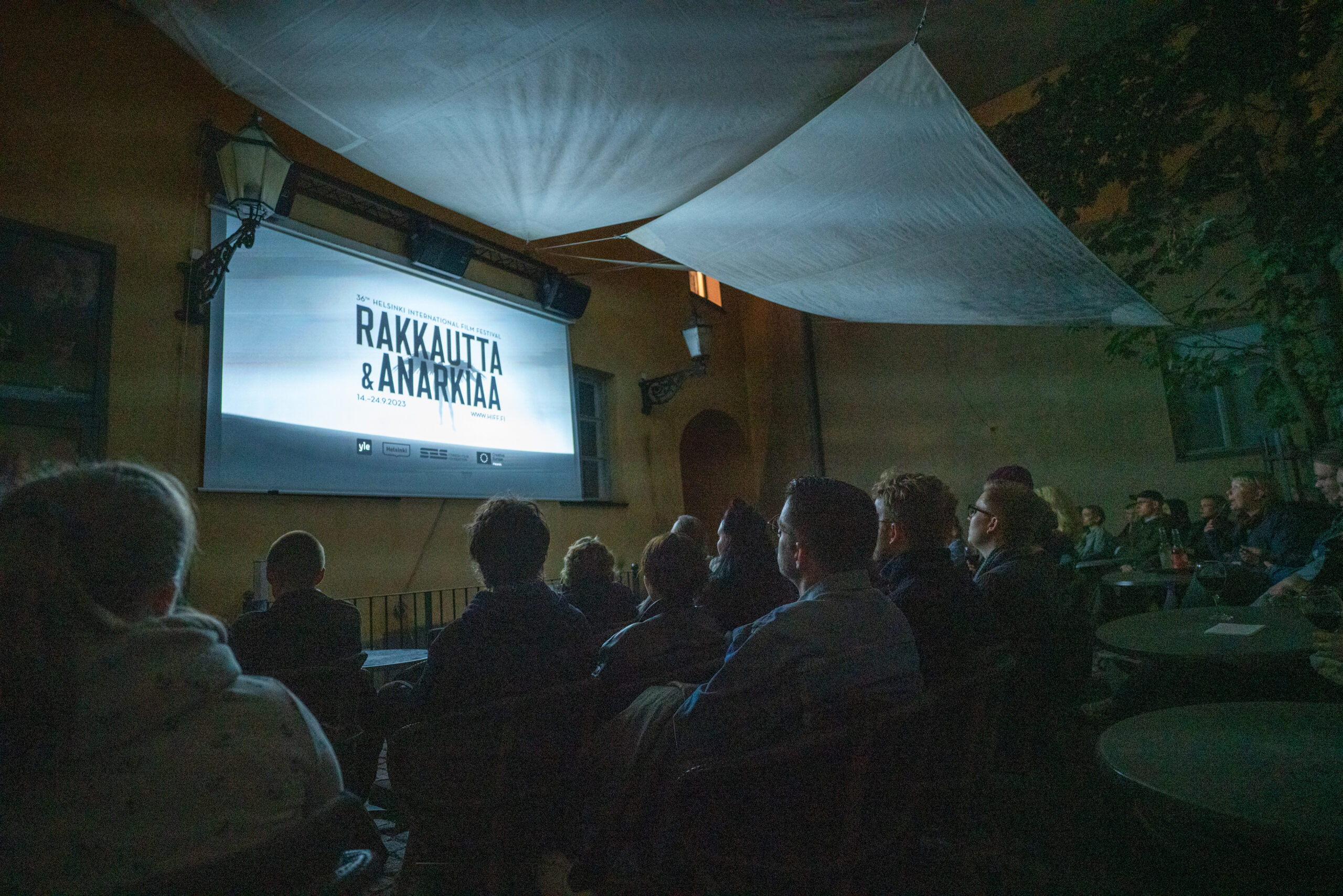 R&A-yleisöä Engelin kesäkinossa.