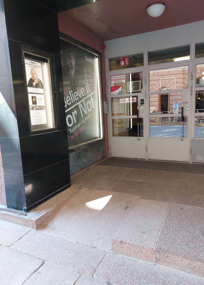 Kuva Savoy teatterin sisäänkäynnistä ja luiskasta.