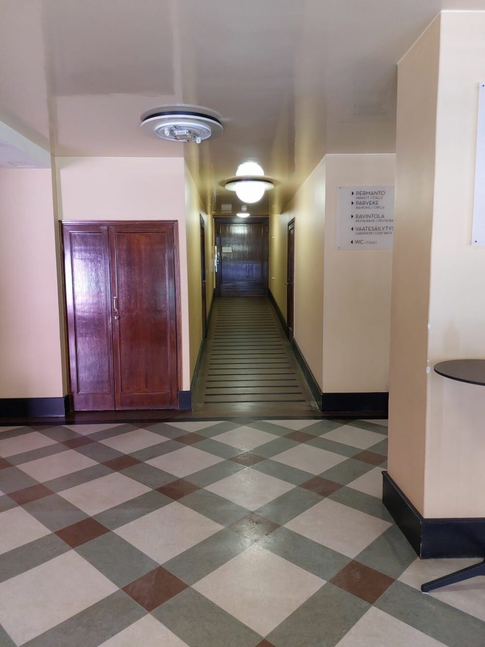 Kuva Savoy teatterin elokuvasaliin johtavasta luiskasta.