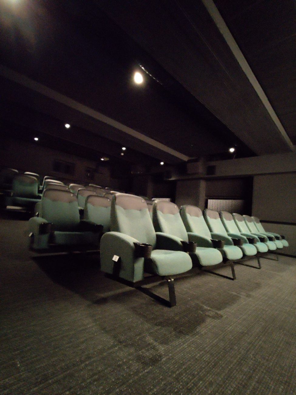 Kuva Kino Engelin salin pyörätuolipaikasta.