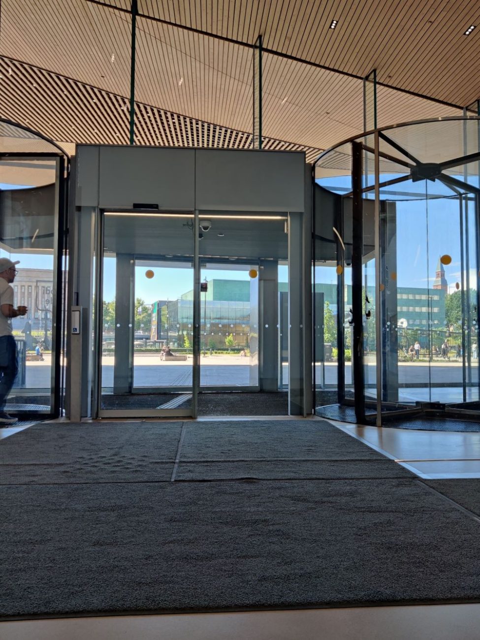 Kuva Oodin Kansalaistorin puoleisesta sisäänkäynnistä.