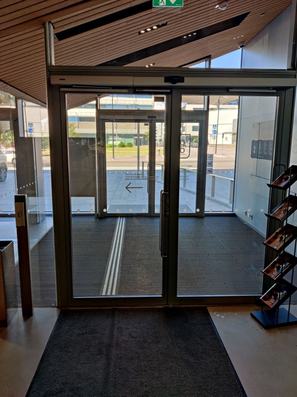 Kuva Oodin Töölönlahdenkadun puoleisesta sisäänkäynnistä