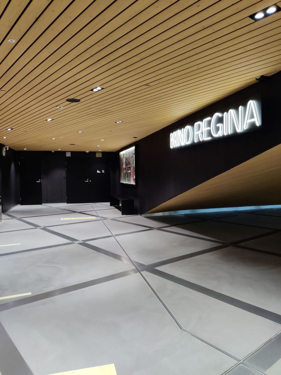 Kuva Kino Reginan sisäänkäynnistä Oodissa.