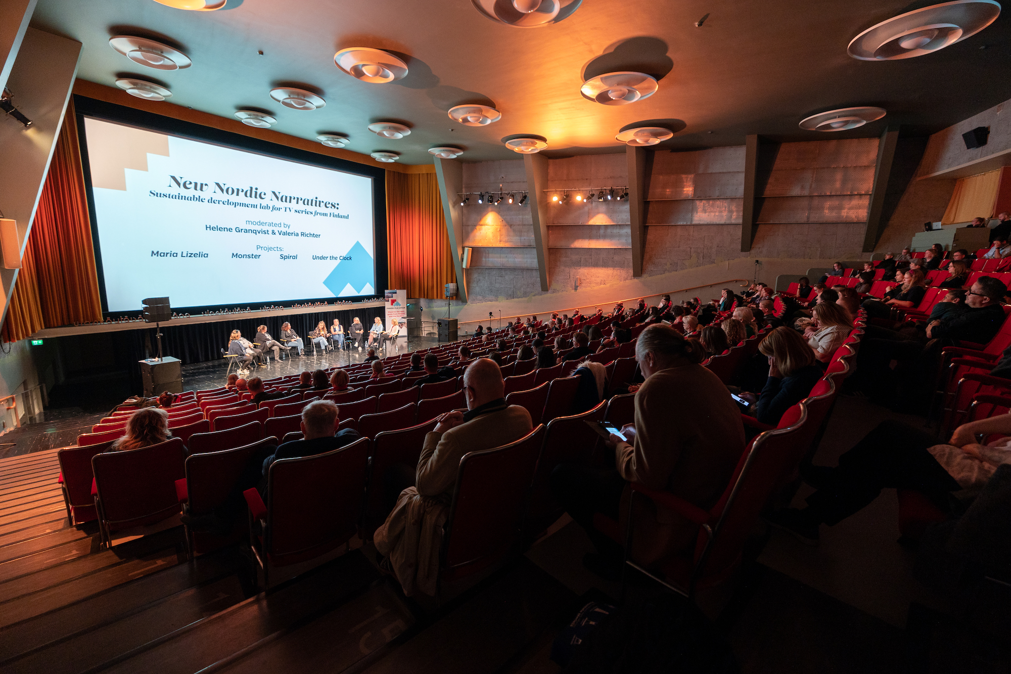 Kuva vuoden 2022 Finnish Film Affairista. Yleisö katsoo paneelia Bio Rexissä.