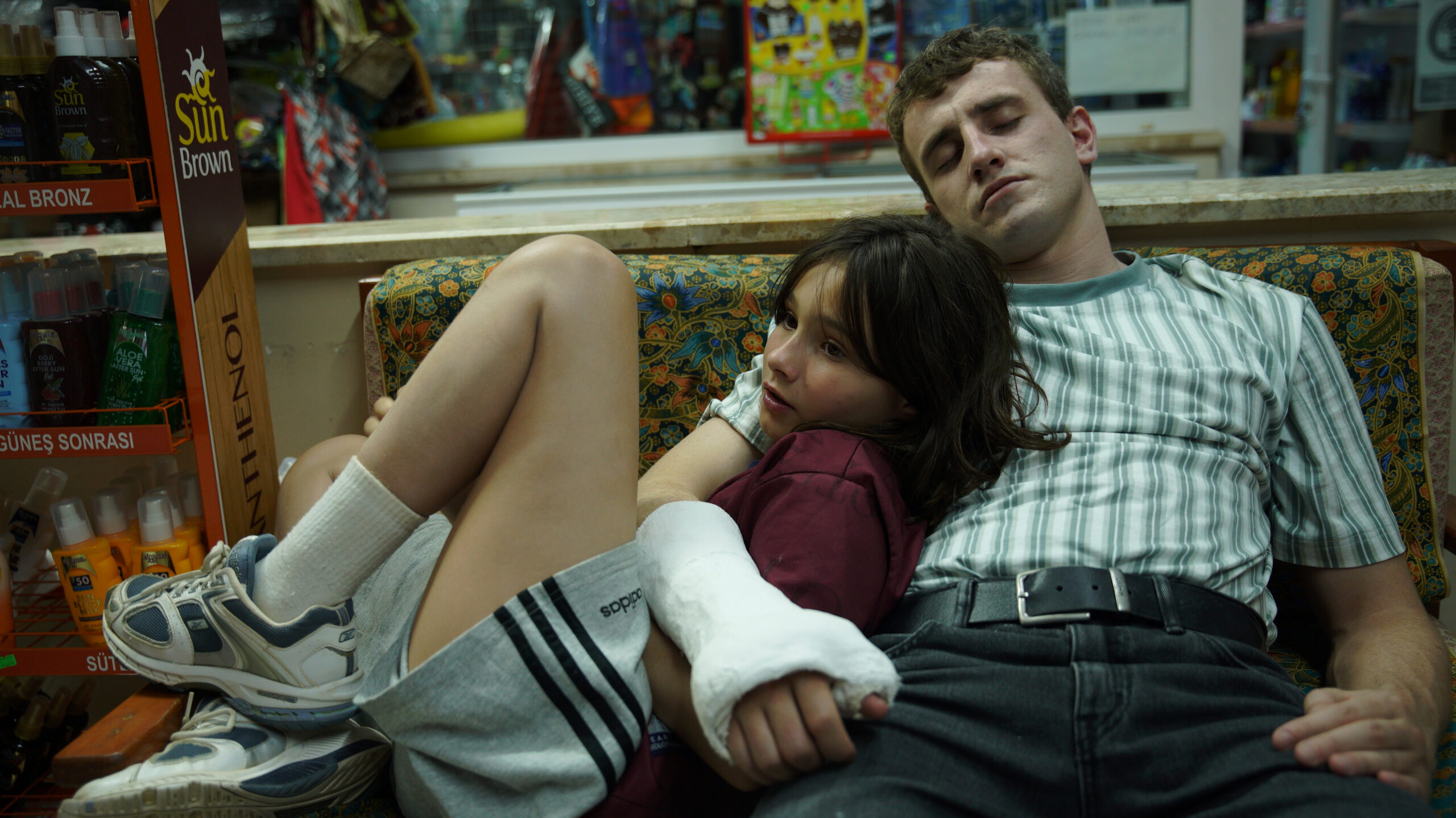 Aftersun-elokuvan päähenkilöt Sophie ja Calum makaavat sohvalla.