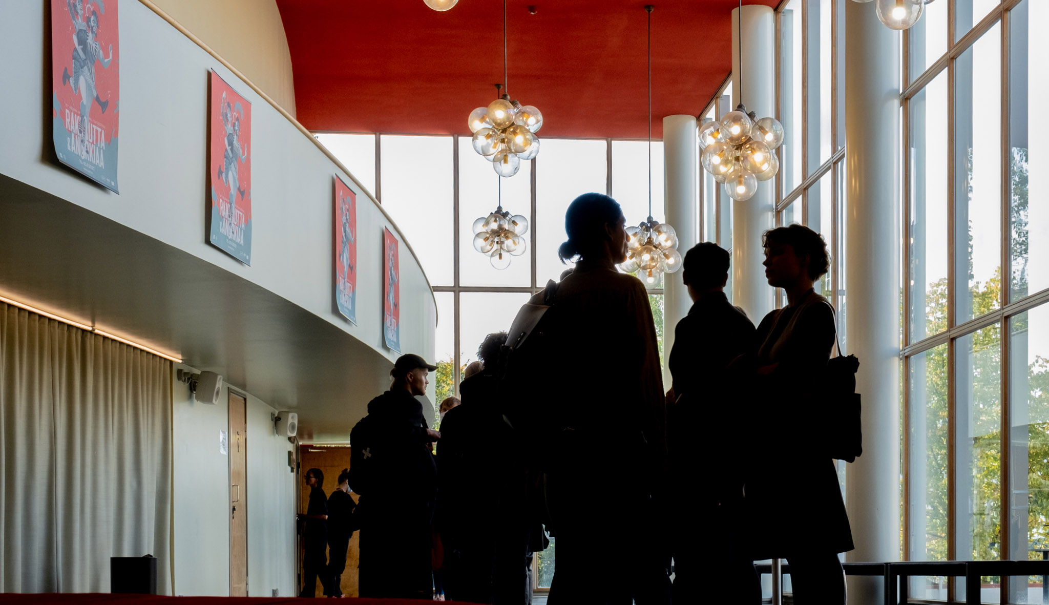 Yleisöä Bio Rex Lasipalatsin jonossa.