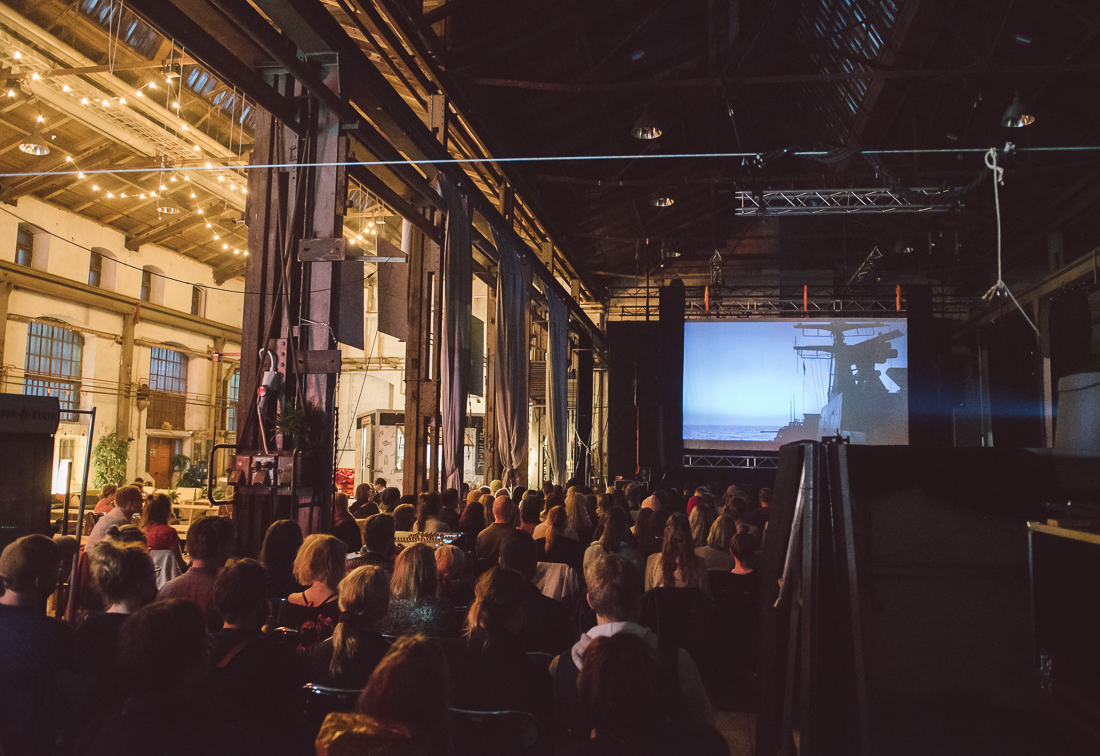 Elokuvanäytös Konepajan Brunolla.