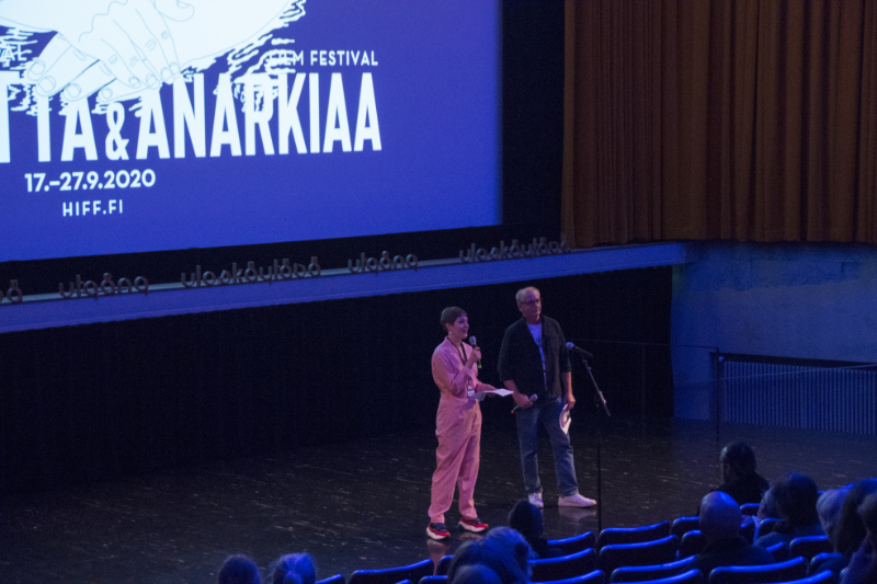 Kuva R&A:n avajaisgaalasta. Lavalla toiminnanjohtaja Anna Möttölä ja taiteellinen johtaja Pekka Lanerva.