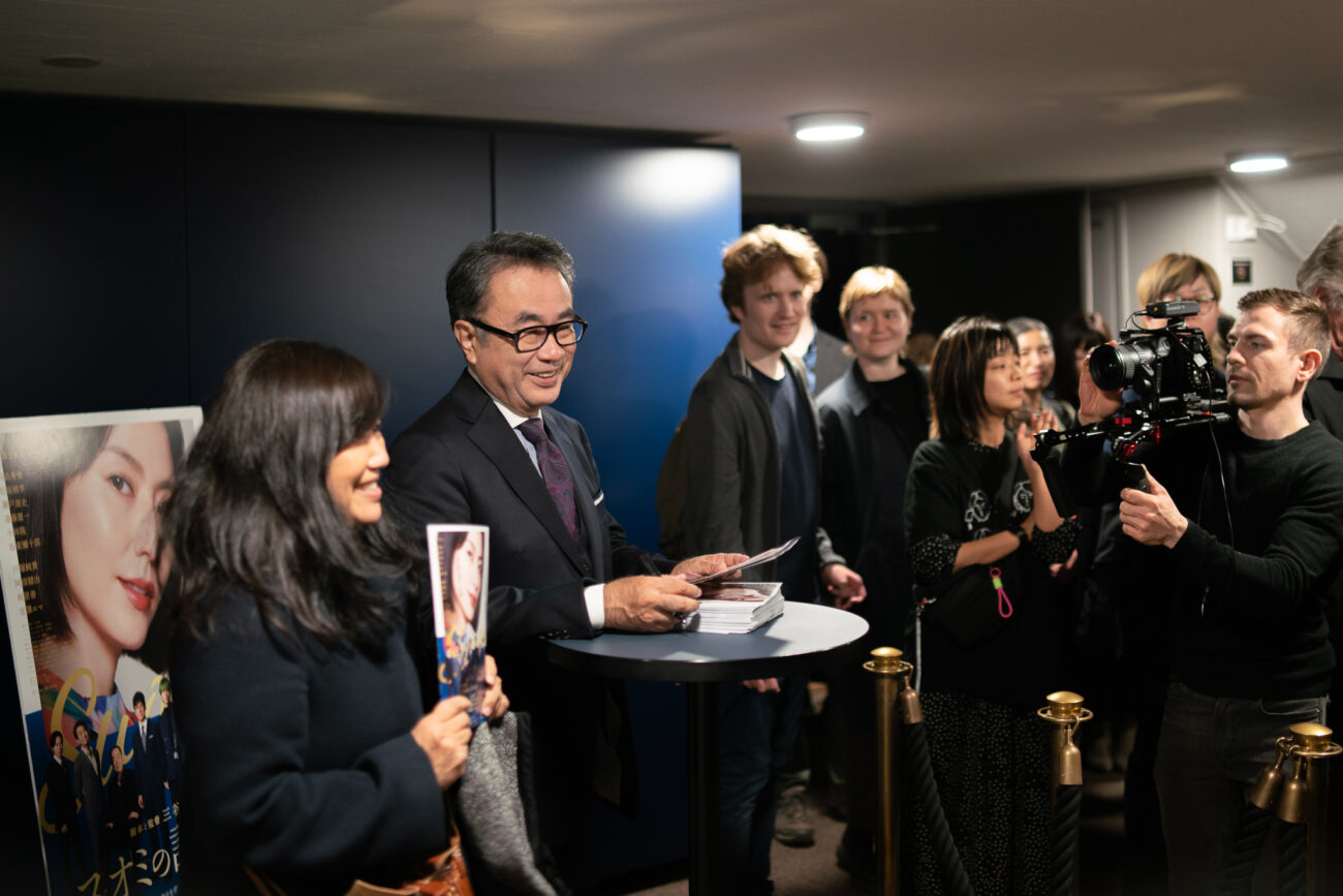 Ohjaaja Koki Mitani kuvattavana All About Suomi -näytöksessä