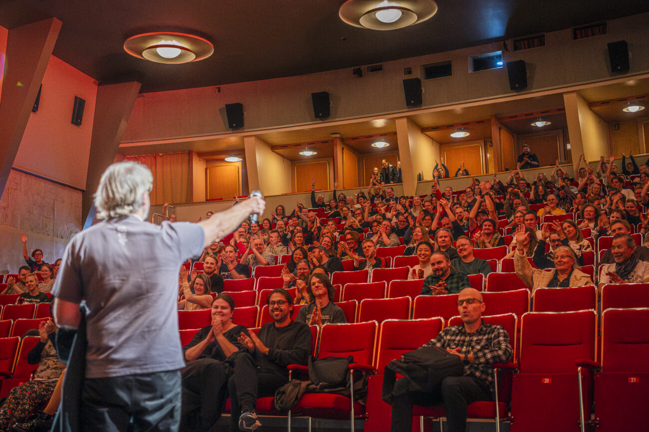 Bio Rexin katsomo ja Mika Siltala puhumassa