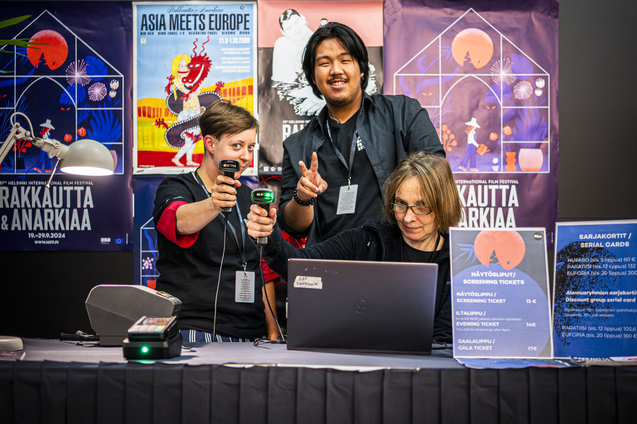 Kuva vapaaehtoisista Kinopalatsin lipunmyyntipisteellä